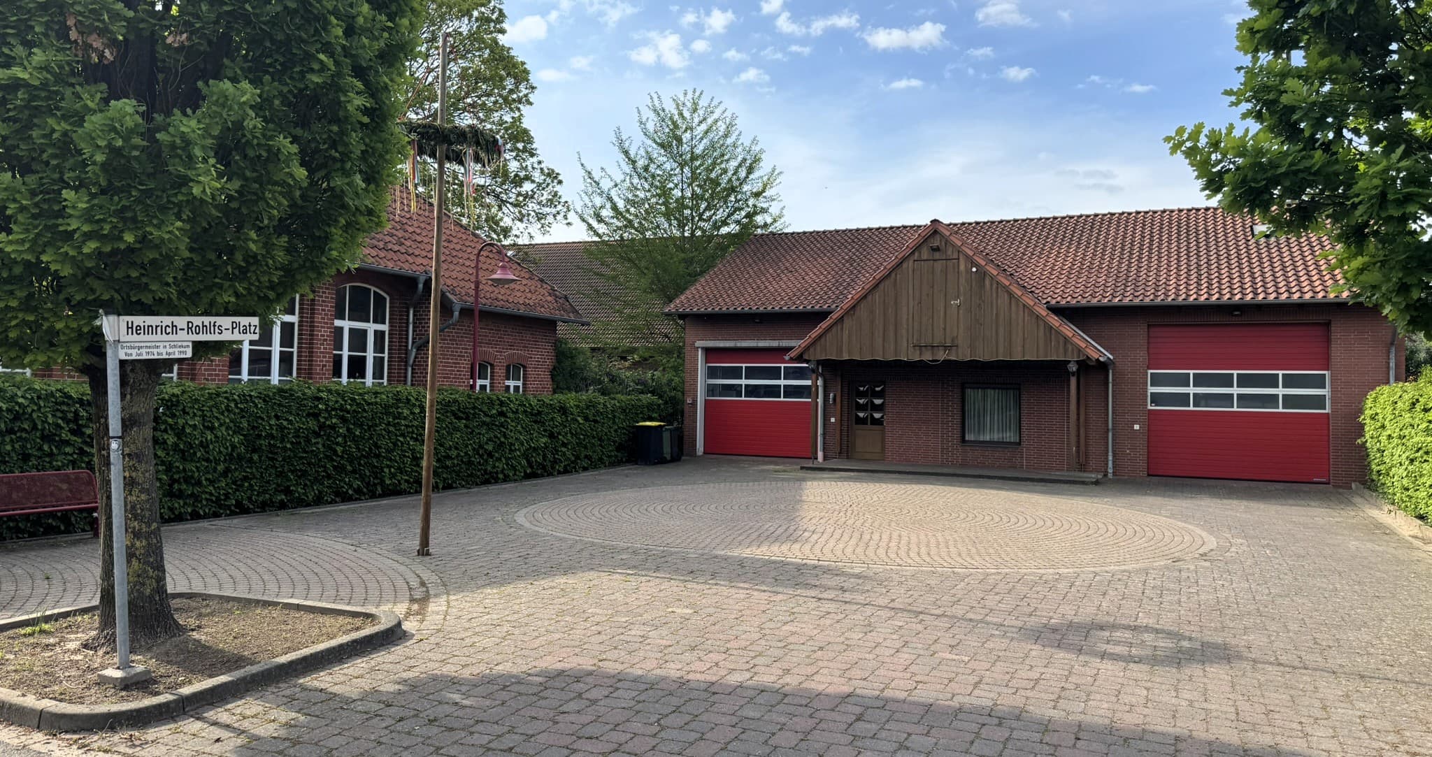 Dorfplatz mit historischer Bebauung als zentraler Ort für Begegnungen