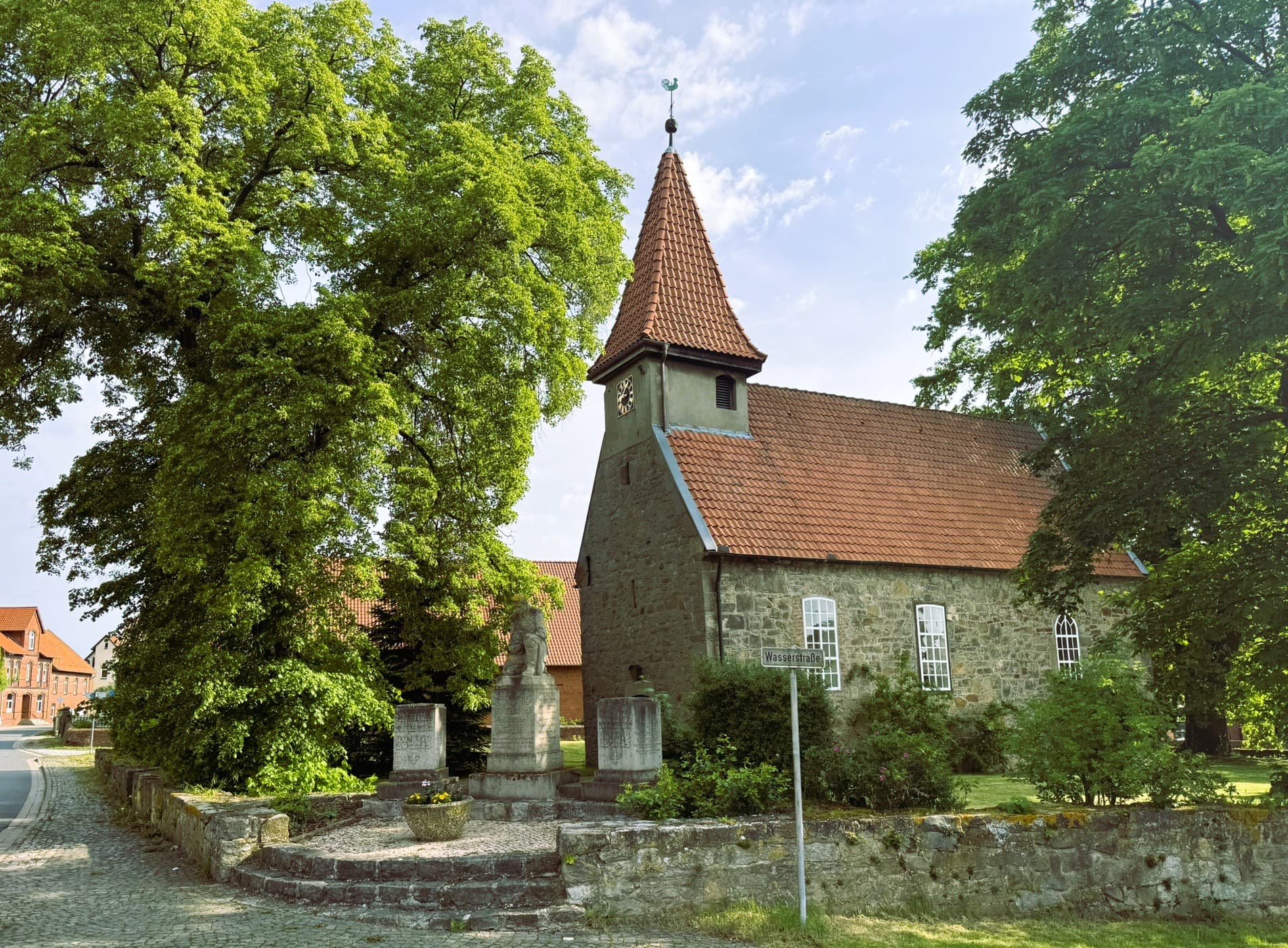Kapelle im historischen Ortskern als prägendes Bauwerk des Dorfbilds