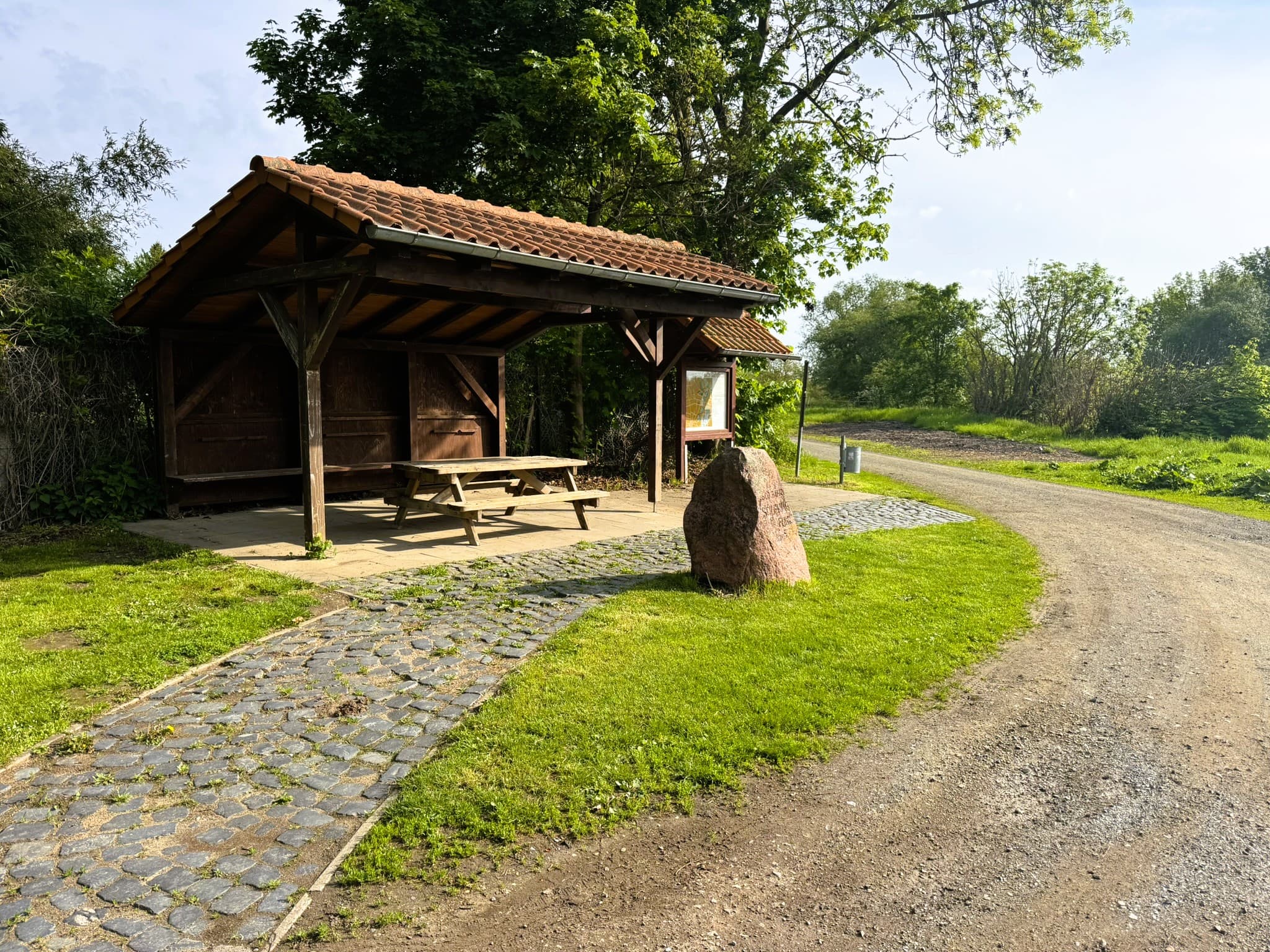 Naturufer an der Leine mit Wasserlauf und Wiesen in Niedersachsen
